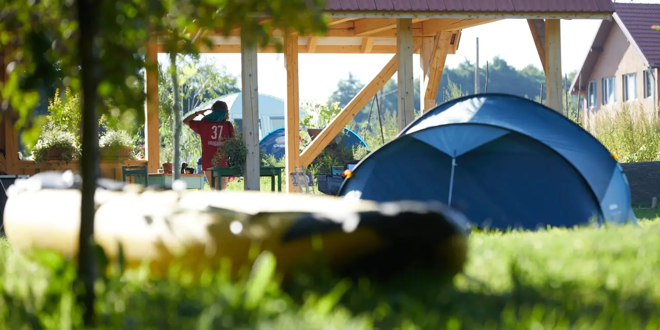 Loc de campare amenajat la rău cu loc de baie EcoCamping in Rumänien am Via Transilvanica